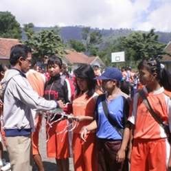 16 Ribu Masker Dibagikan ke Warga Sekitar Gunung Ijen