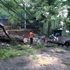 Bruk 4 Pohon Tumbang, Benteng Kolam Renang Graha Tirta Ambrol 