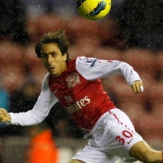 Gol Telat Benayoun Menangkan Arsenal