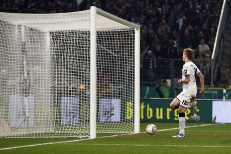 Schalke Disingkirkan Gladbach