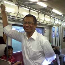 Naik Commuter Line, Dahlan Kritik Waktu Tunggu yang Terlalu Lama