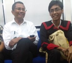 Pulang ke Jakarta, Dahlan Iskan Keluhkan Tangga KRL Commuter Line