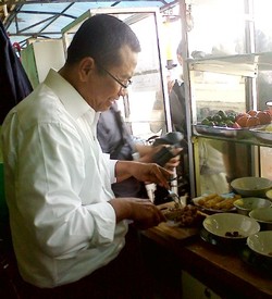 Tiba di Stasiun Bogor, Dahlan Iskan Racik Soto untuk Sarapan