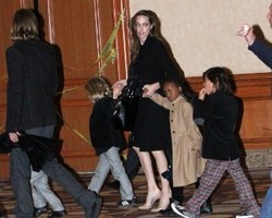 Pasang Hair Extension pada Anak, Angelina Jolie Dikritik