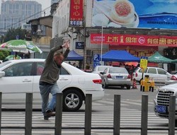 Pria Bule Pakai Jurus Tai Chi untuk Menyeberang Jalan