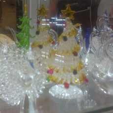 Miniatur Hiasan Kaca Pyrex Semarakkan Natal di Rumah