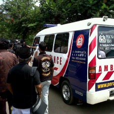 Puluhan Mobil Antar Jenazah Aom Kusman ke Garut