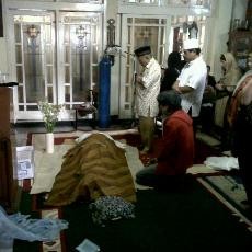 Adzan Subuh Hantarkan Aom Kusman Menghadap Sang Khalik