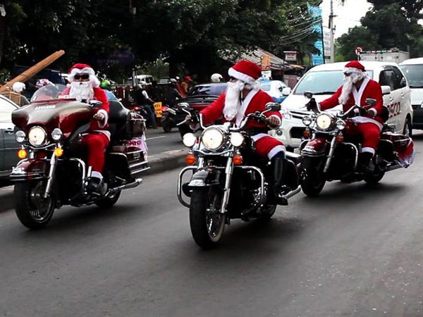 Santa Naik Harley Keliling Jakarta