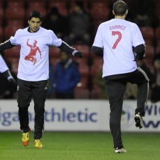 Kaus Dukungan Liverpool untuk Suarez Dikritik