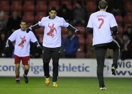 Kaus Dukungan Liverpool untuk Suarez Dikritik