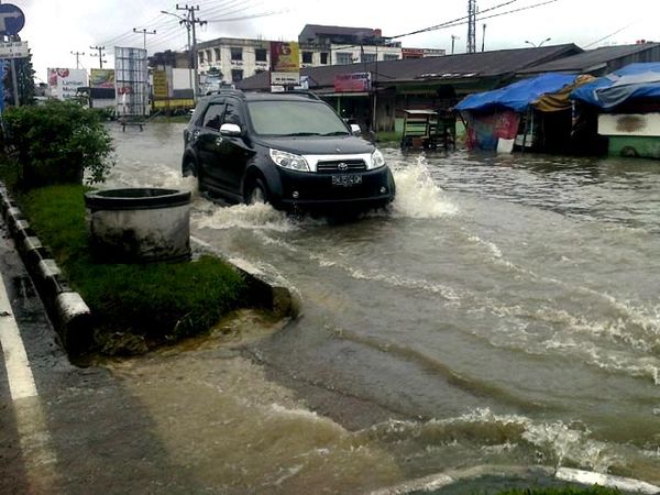 Sejumlah Jalan di Pekanbaru Tergenang