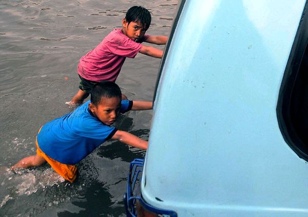 Mengais Rezeki di Tengah Rob