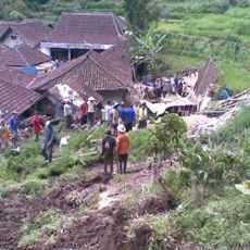 Longsor Robohkan Rumah dan 2.000 Ayam Petelur Mati