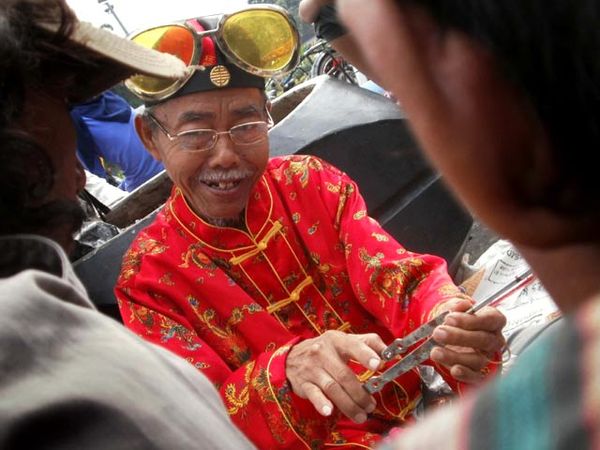 Abdullah, Penjual Onderdil Bekas yang Nyentrik 