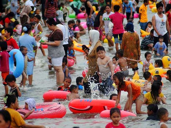 Byurr...Warga Jakarta Basah-basahan di Ancol