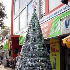 2500 Ponsel Bekas Disulap Jadi Pohon Natal