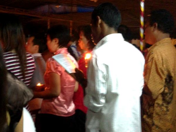 Umat Kristiani Ikuti Misa Natal