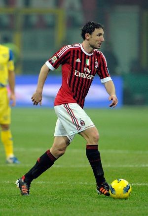 Masih Ingin di Milan, Van Bommel?