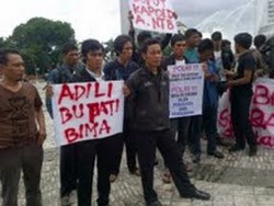 Warga Bima Demo di Bundaran HI, Desak SBY Copot Kapolri
