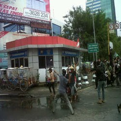 Protes Penembakan di Bima, Massa Forgat Makassar Rusak Pos Polisi