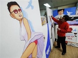 Seniman Imigran Korut Sindir Kim Jong Il Melalui Lukisannya
