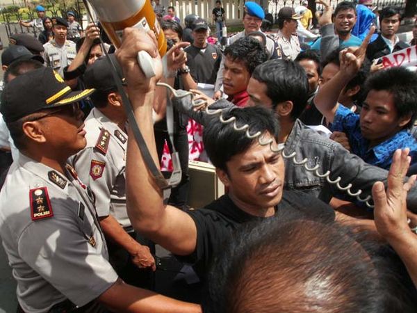 Demo di Mabes Polri Berakhir Bentrok