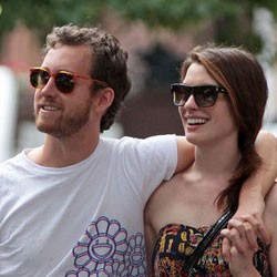 Anne Hathaway Masih Sembunyikan Soal Pernikahan