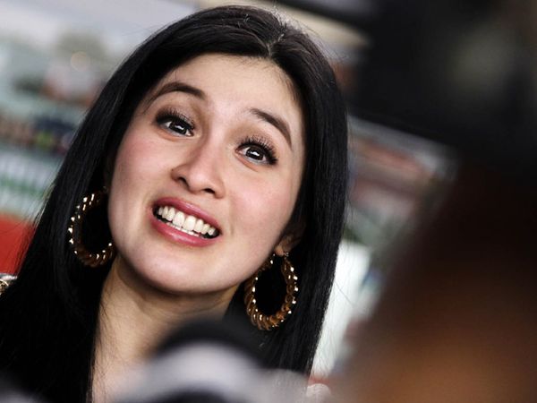 Si Jomblo Cantik Sandra Dewi