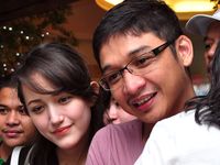 Pasha dan Adel Urus Anak Sendiri
