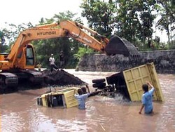 Truk Milik Penambang Pasir Diterjang Lahar Dingin Semeru