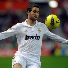 Higuain Dikabarkan Dibidik Chelsea dan Juve