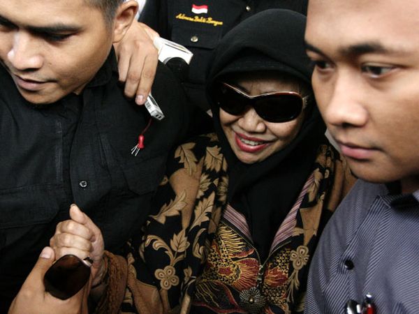 Dikawal 4 Bodyguard, Nunun Keluar Gedung KPK