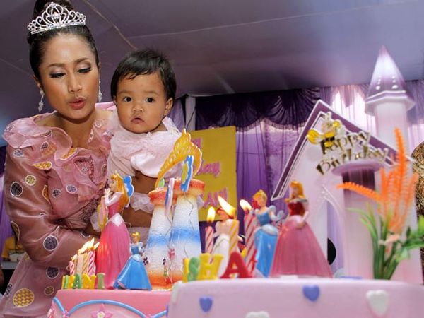 Melinda Rayakan Ultah Anak
