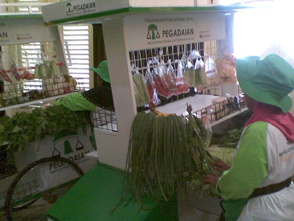 Pegadaian Bagikan 100 Gerobak Sayur
