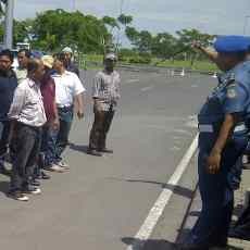 Resahkan Penumpang, Puluhan Calo Tiket Bandara Diamankan