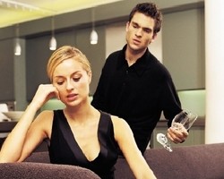 5 Cara Mengatasi Suami yang Suka Mengontrol