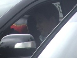 Ditemani Brotoseno, Angie Bagikan Bantuan ke Pengungsi di Wonosobo