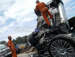 Tabrak Pembatas Tol, Hyundai Tucson Nungging di Depan DPR