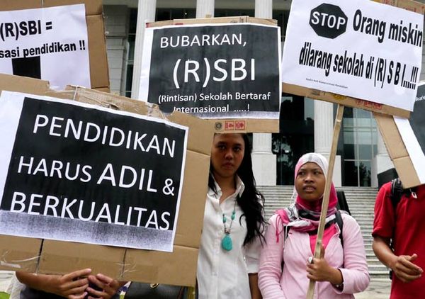 Sekolah Berembel-embel Internasional Digugat ke MK