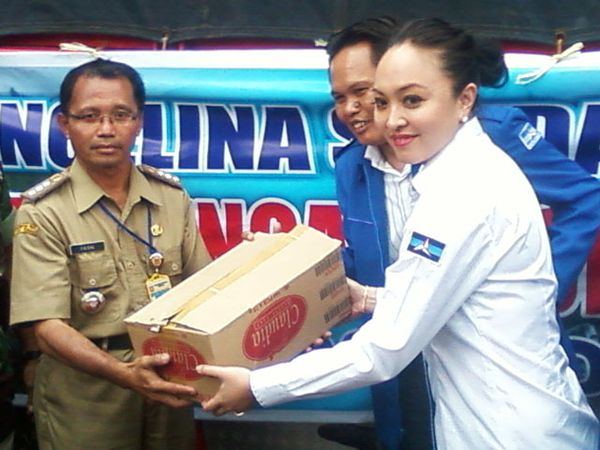 Ditemani Brotoseno, Anggie Tinjau Pengungsi Wonosobo