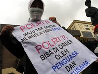 Meski Sedikit, Demo di Mabes Polri Ngotot
