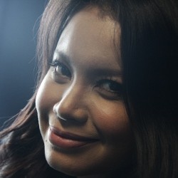 Pasarkan Album The Best di Resto Ayam Goreng, Rossa Optimis