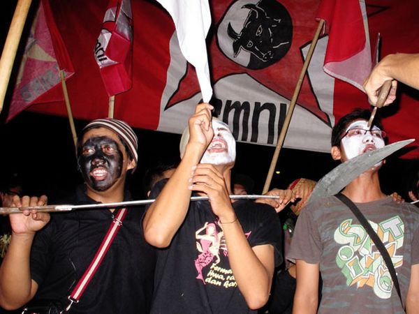 Aksi Protes Pemberangkatan Polisi ke Bima