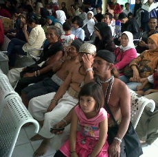 4 Suku Dayak Indramayu Sedot Perhatian Pasien RS Mata Cicendo