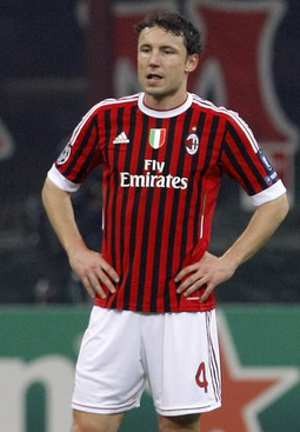 Van Bommel Belum Ingin Pulang Kampung