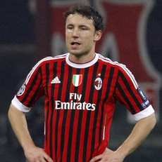 Van Bommel Belum Ingin Pulang Kampung