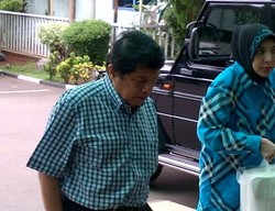  Aulia Pohan Bawa Kue Jenguk Bu Ani di RSPAD