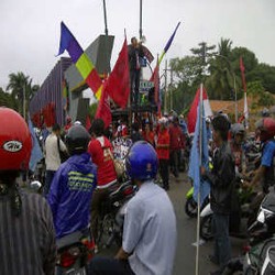 Buruh Tutup Jalan Daan Mogot, Tuntut Revisi UMK