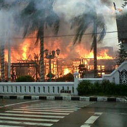 Massa Bakar Rumah Bupati Kobar karena Tolak Rencana Pelantikan 